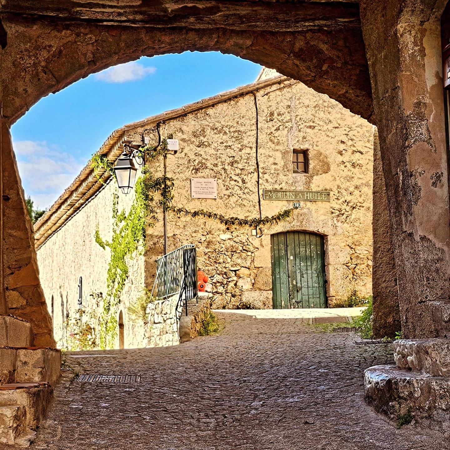 Au Coeur Du Village Provencal Туртур Экстерьер фото
