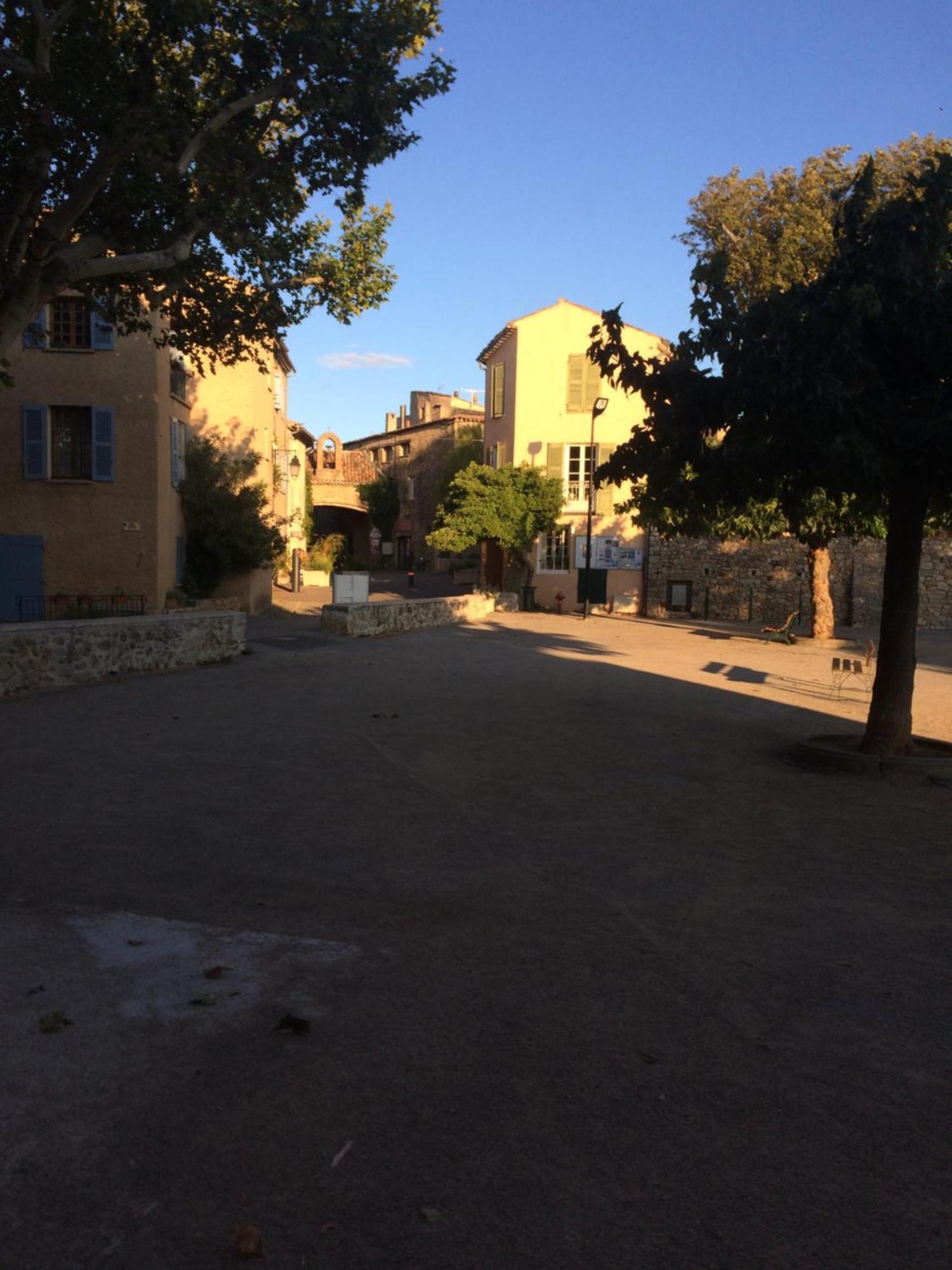 Au Coeur Du Village Provencal Туртур Экстерьер фото